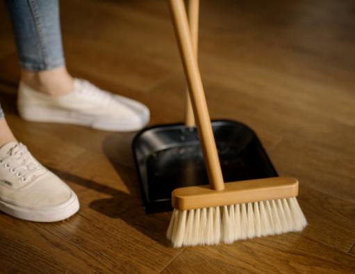Crear una rutina de limpieza para tu oficina en casa