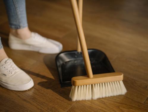 Los mejores trucos de limpieza para la sala de estar que necesitas conocer
