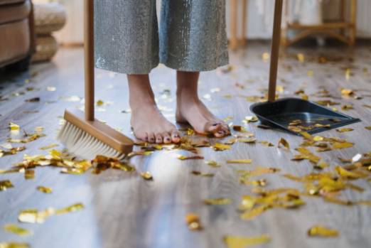 ¿Cómo puedo limpiar mi alfombra a mano en casa?